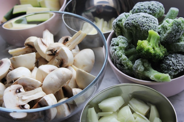 Prudko cesnaková brokolica so šampiňónmi a s cuketou (fotorecept) - obrázok 2