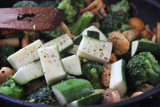 Prudko cesnaková brokolica so šampiňónmi a s cuketou (fotorecept) - obrázok 5