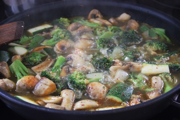 Prudko cesnaková brokolica so šampiňónmi a s cuketou (fotorecept) - obrázok 6