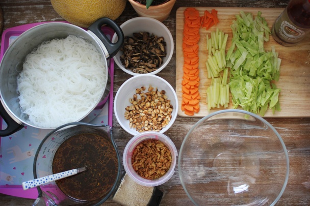 Šalát s ryžovými rezancami v sviežom náleve - obrázok 8