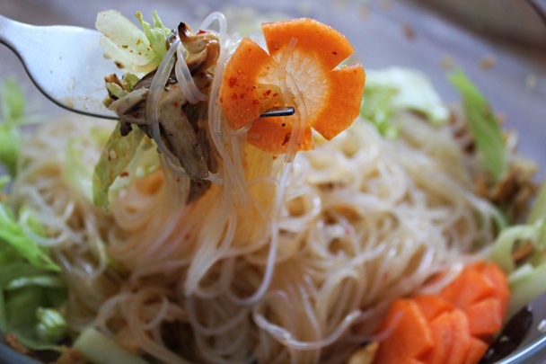 Šalát s ryžovými rezancami v sviežom náleve - obrázok 10