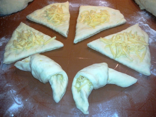 Syrové rožky z kysnutého cesta (fotorecept) - obrázok 5