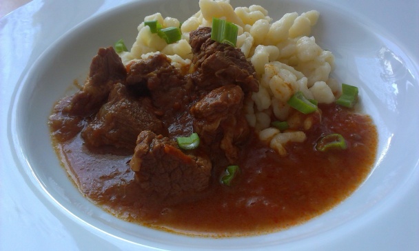 Maďarský guláš s českými nokerlami - obrázok 4