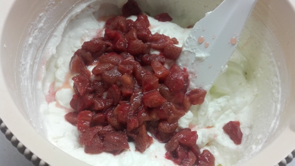 Jahodový zákusok so šľahačkou (fotorecept) - obrázok 4