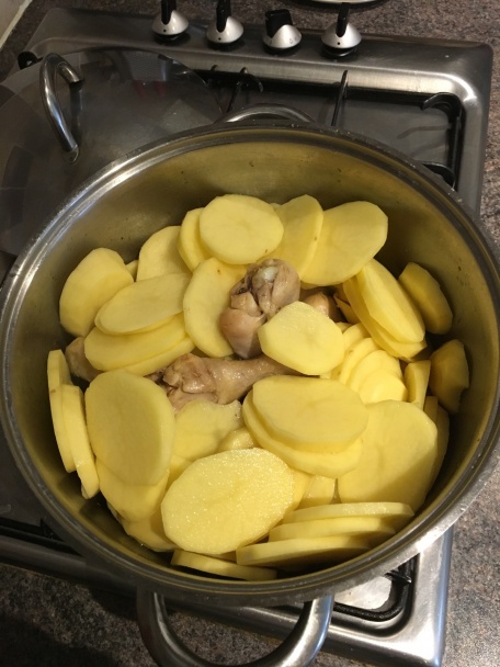 Kurča so zemiakmi v jednom hrnci (fotorecept) - obrázok 4