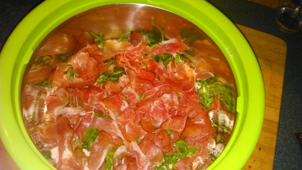 Penne so šunkou Jamón Serrano, rukolou a restovaným cesnakom s paradajkami (fotorecept) - obrázok 3