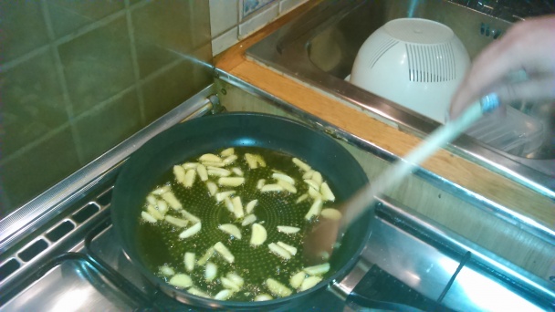 Penne so šunkou Jamón Serrano, rukolou a restovaným cesnakom s paradajkami (fotorecept) - obrázok 4