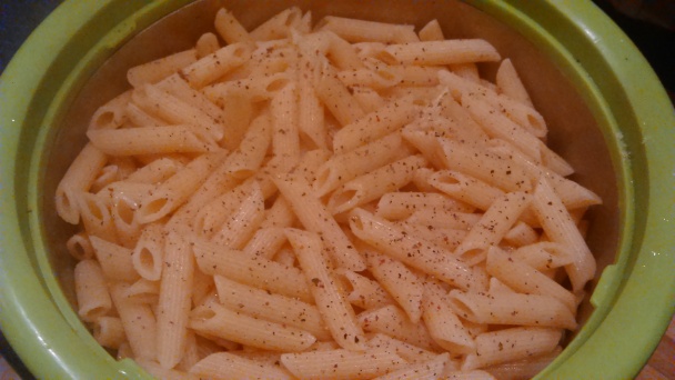 Penne so šunkou Jamón Serrano, rukolou a restovaným cesnakom s paradajkami (fotorecept) - obrázok 7