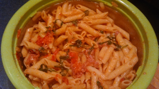 Penne so šunkou Jamón Serrano, rukolou a restovaným cesnakom s paradajkami (fotorecept) - obrázok 9