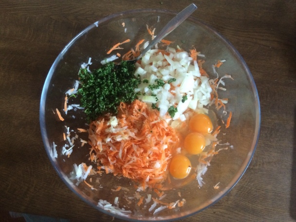 Kedlubnovo-mrkvové placičky s dipem z medvědího česneku (fotorecept) - obrázok 1