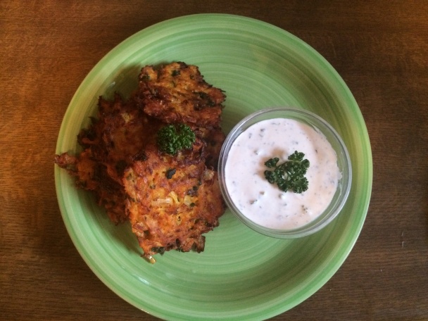 Kedlubnovo-mrkvové placičky s dipem z medvědího česneku (fotorecept) - obrázok 3