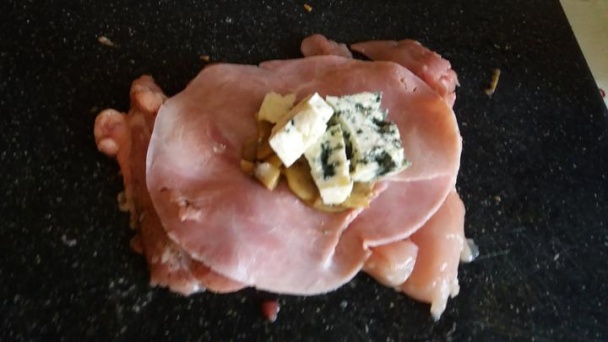 Vykostené kuracie stehno plnené šunkou, nivou a šampiňónmi (fotorecept) - obrázok 1