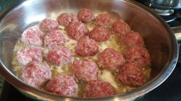 Hovädzie guľky s paradajkovou omáčkou - obrázok 3