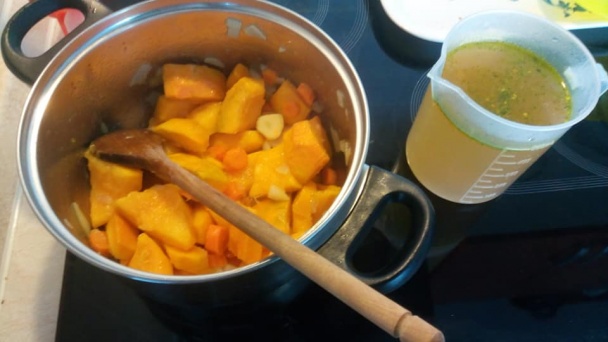 Hokaido polievka s cesnakovými trojuholníkmi (fotorecept) - obrázok 3