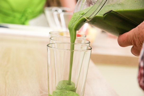 Farebný zeleno-červený dvojvrstvový smoothie (fotorecept) - obrázok 1