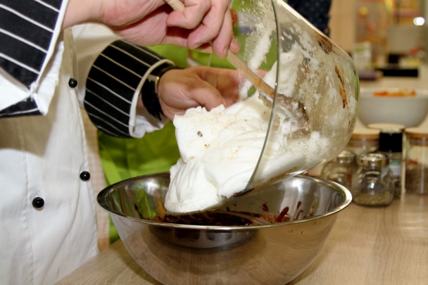 Lahodné čokoládovo-orechové suflé (fotorecept) - obrázok 3