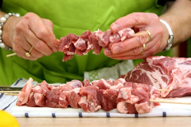 Suvlakia - mäso na grile, hranolčeky s fetou a tzatziky (fotorecept) - obrázok 3