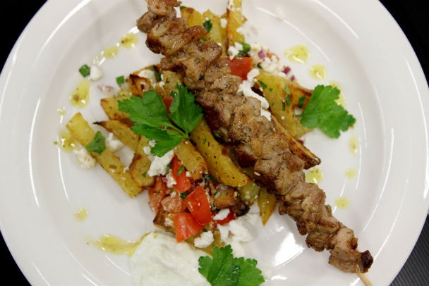 Suvlakia - mäso na grile, hranolčeky s fetou a tzatziky (fotorecept) - obrázok 6