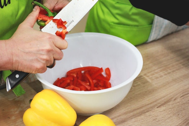 Farebný raw šalát s rukolou a kešu dresingom (fotorecept) - obrázok 1