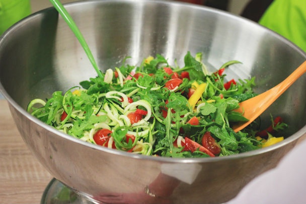 Farebný raw šalát s rukolou a kešu dresingom (fotorecept) - obrázok 3