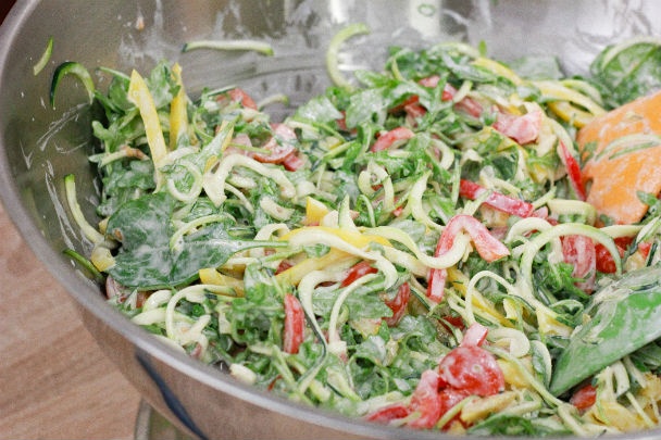 Farebný raw šalát s rukolou a kešu dresingom (fotorecept) - obrázok 5