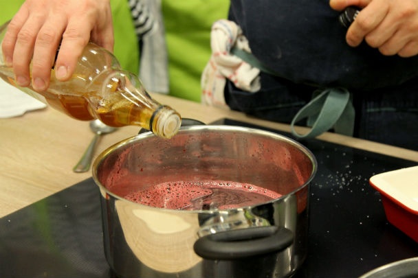 Grilovaný hovädzí pupok s pečenou mrkvou, marinovanou cibuľkou a salsou verde (fotorecept) - obrázok 1