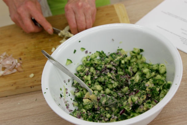 Grilovaný hovädzí pupok s pečenou mrkvou, marinovanou cibuľkou a salsou verde (fotorecept) - obrázok 2