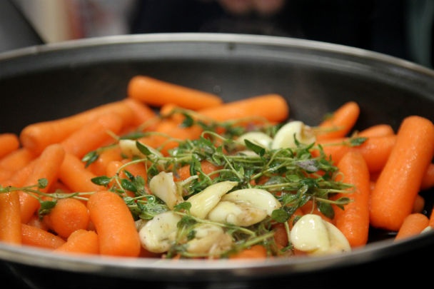 Grilovaný hovädzí pupok s pečenou mrkvou, marinovanou cibuľkou a salsou verde (fotorecept) - obrázok 3