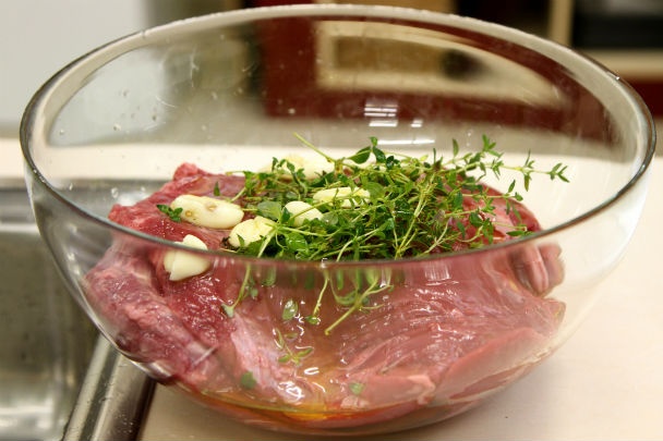 Grilovaný hovädzí pupok s pečenou mrkvou, marinovanou cibuľkou a salsou verde (fotorecept) - obrázok 4