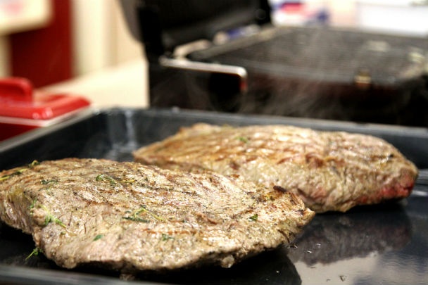 Grilovaný hovädzí pupok s pečenou mrkvou, marinovanou cibuľkou a salsou verde (fotorecept) - obrázok 6