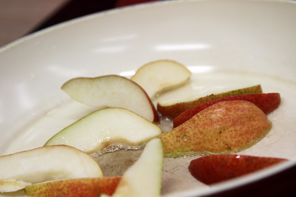 Tapiokový puding so skaramelizovanými hruškami a kardamómom - obrázok 3