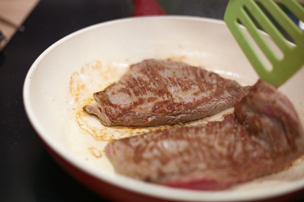 Flank steak s krémovým hubovým rizotom a hľuzovkovou penou (fotorecept) - obrázok 6
