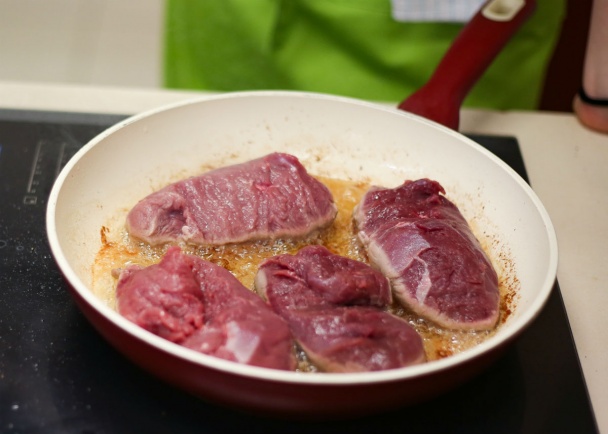 Kačacie prsia s paštrnákovým pyré a grilovanou zeleninou - obrázok 2