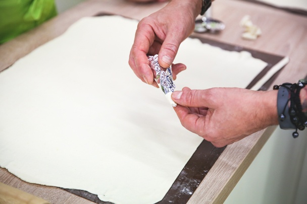 Pečené kornútiky z lístkového cesta plnené krémom z čiernych olív a šunky (fotorecept) - obrázok 2