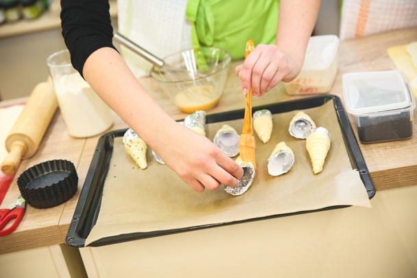 Pečené kornútiky z lístkového cesta plnené krémom z čiernych olív a šunky (fotorecept) - obrázok 4