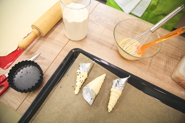 Pečené kornútiky z lístkového cesta plnené krémom z čiernych olív a šunky (fotorecept) - obrázok 3