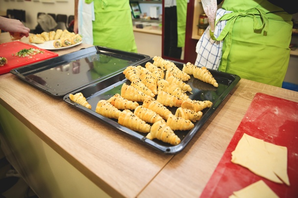 Pečené kornútiky z lístkového cesta plnené krémom z čiernych olív a šunky (fotorecept) - obrázok 5