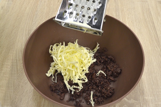 Pečené kornútiky z lístkového cesta plnené krémom z čiernych olív a šunky (fotorecept) - obrázok 6