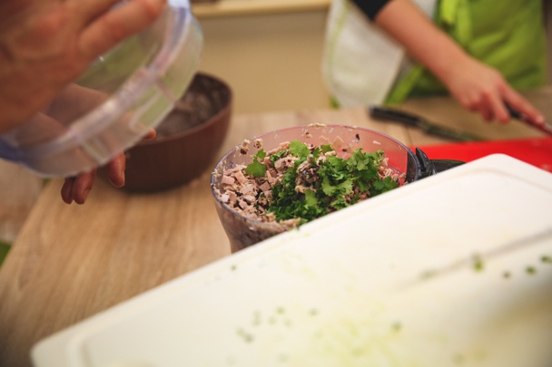 Pečené kornútiky z lístkového cesta plnené krémom z čiernych olív a šunky (fotorecept) - obrázok 7