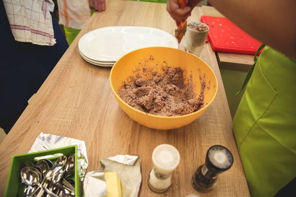 Pečené kornútiky z lístkového cesta plnené krémom z čiernych olív a šunky (fotorecept) - obrázok 8