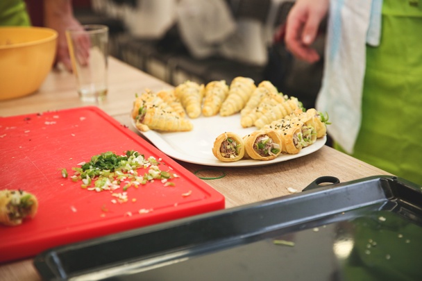 Pečené kornútiky z lístkového cesta plnené krémom z čiernych olív a šunky (fotorecept) - obrázok 10