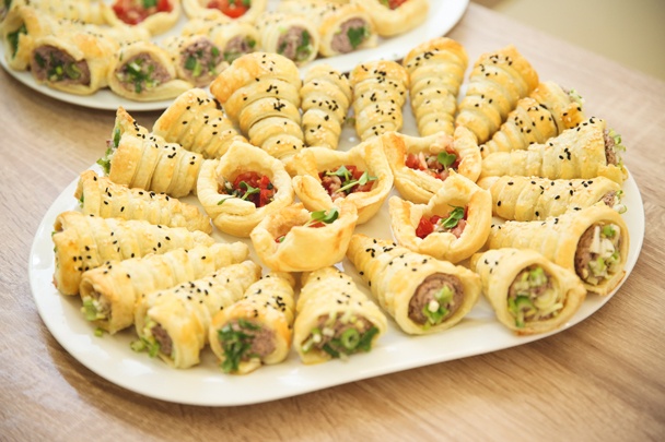 Pečené kornútiky z lístkového cesta plnené krémom z čiernych olív a šunky (fotorecept) - obrázok 11