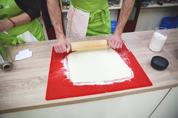 Pečené košíčky z lístkového cesta plnené caprese šalátom (fotorecept) - obrázok 1