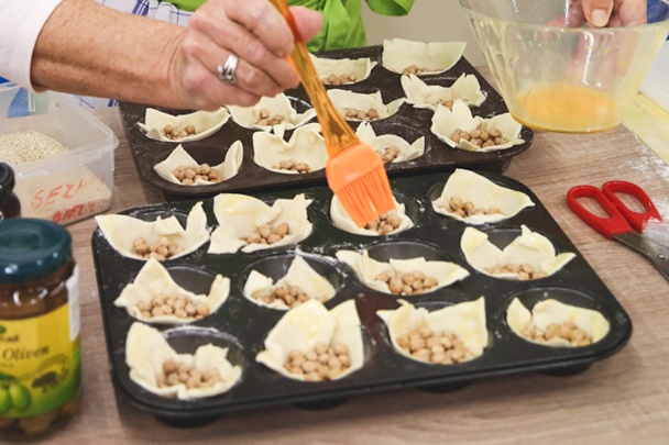 Pečené košíčky z lístkového cesta plnené caprese šalátom (fotorecept) - obrázok 3