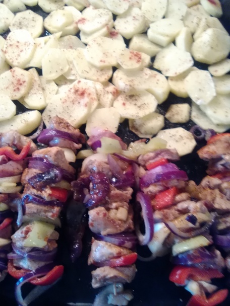 Špízy z morčacieho stehna so zeleninou a zemiakmi (fotorecept) - obrázok 3