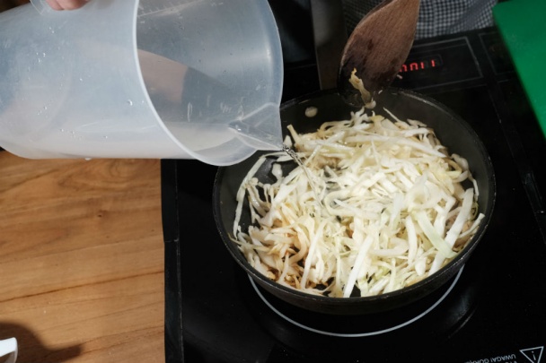 Špaldové halušky so sladkou kapustou a s údeným mäsom (fotorecept) - obrázok 1