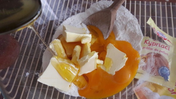 Bábovka s medom a mandľovými lupienkami (fotorecept) - obrázok 5