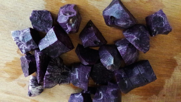 Polievka z fialových zemiakov s karfiolom - obrázok 1