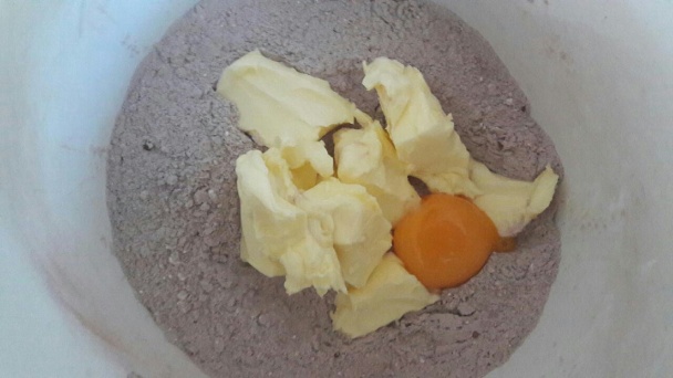 Strúhaný kakaový koláč s tvarohom a čučoriedkami (fotorecept) - obrázok 2