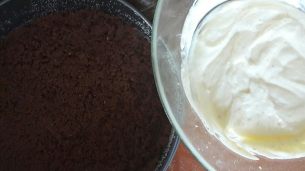 Strúhaný kakaový koláč s tvarohom a čučoriedkami (fotorecept) - obrázok 5